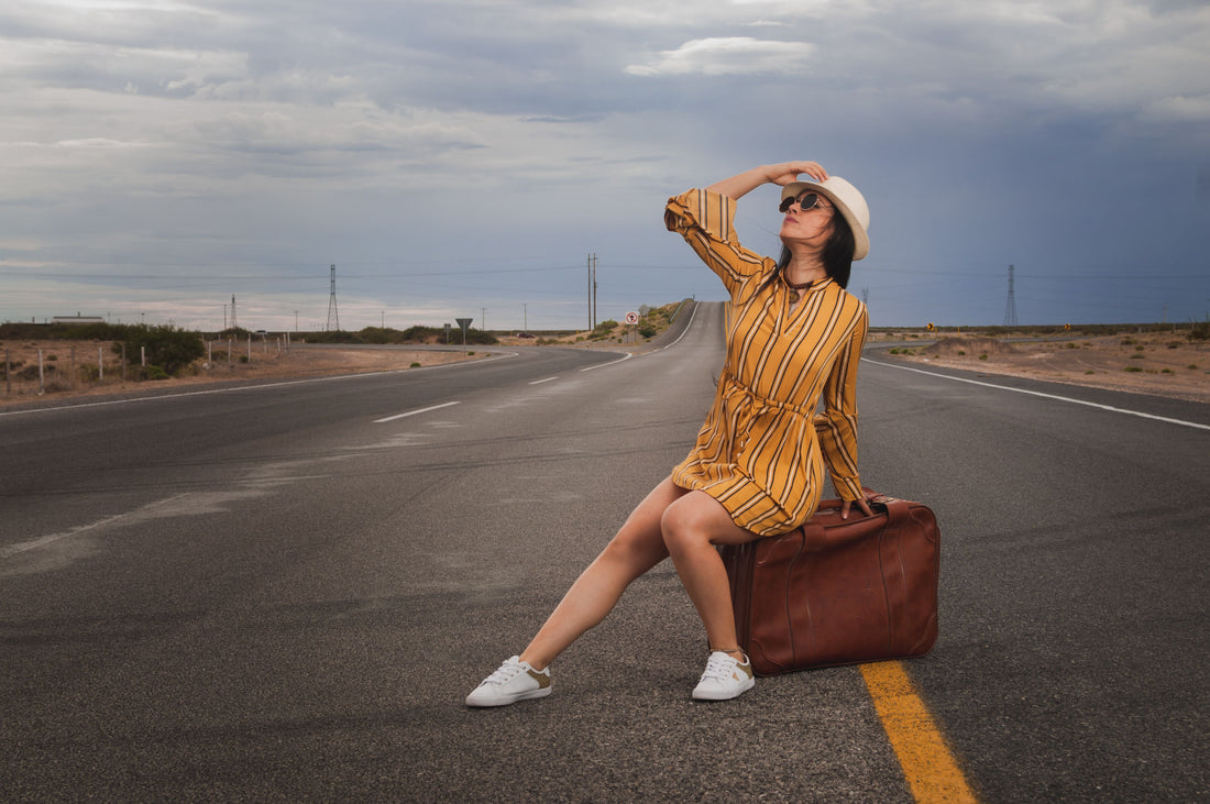 Tuto : comment accrocher un sac de voyage à sa valise facilement