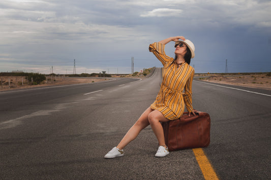 Tuto : comment accrocher un sac de voyage à sa valise facilement