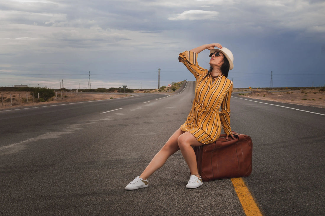 Tuto : comment accrocher un sac de voyage à sa valise facilement
