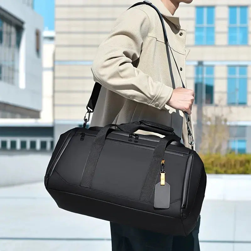 Homme portant le sac de voyage Sport & Week-end Tech à l'épaule