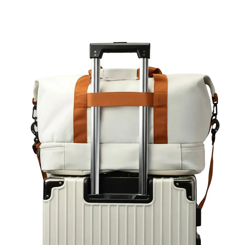 Sac de voyage intelligent fixé sur une valise à roulettes